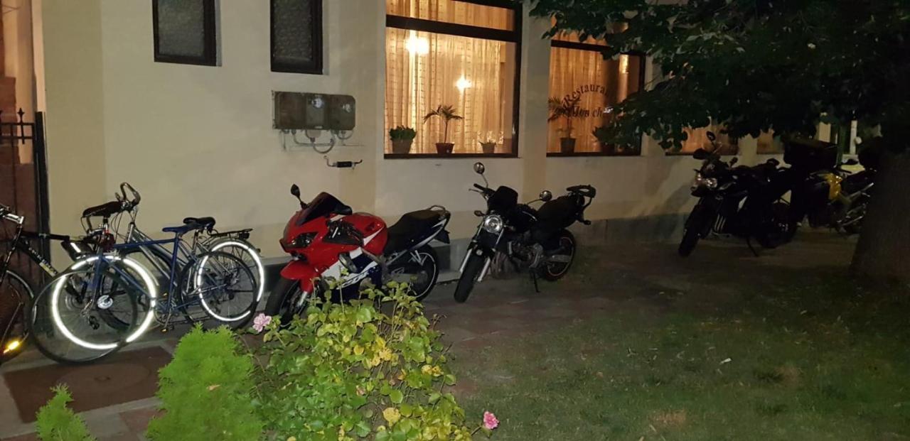 Mon Cheri Szörényvár Kültér fotó